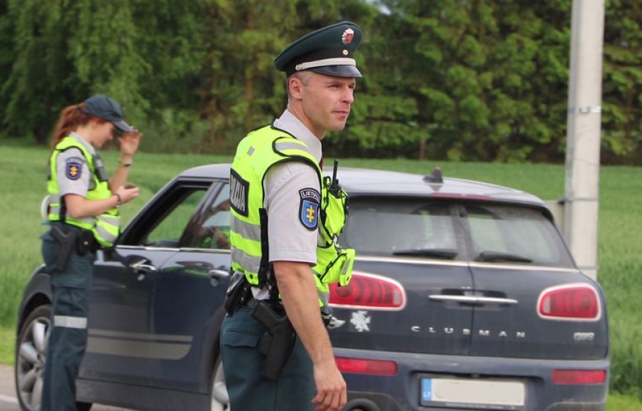 Kelių policijos pareigūnai prašo pagalbos