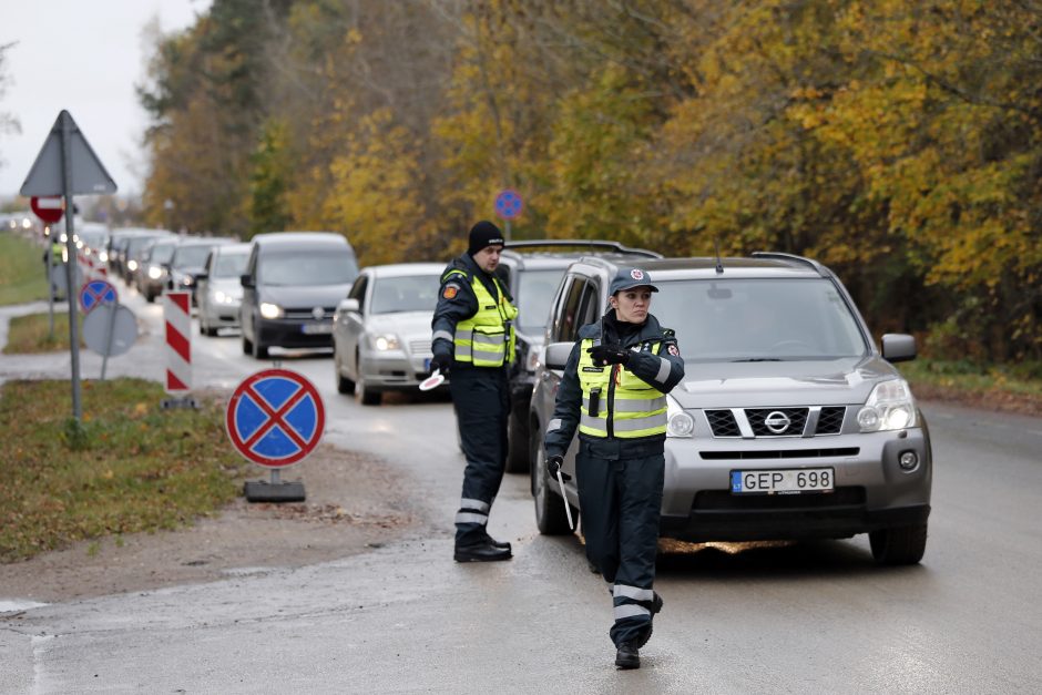Savivaldybės kviečiamos iš anksto apgalvoti, kaip bus organizuojamas eismas Visų Šventųjų ir Vėlinių dienomis