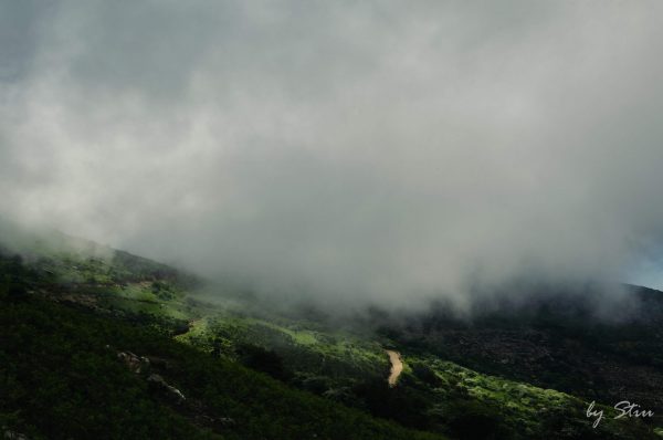 Po debesimis. Vėjo nešami debesys pakeliui į Ateras kalną. Ikarija, 2019 m. gegužė.
