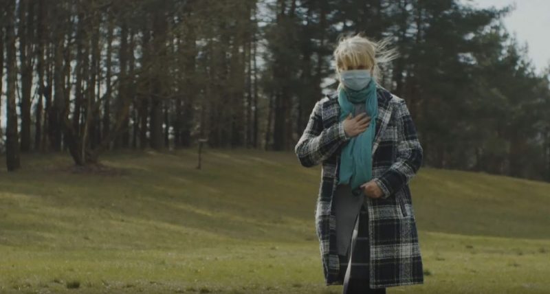 pasisveikinimas pridėjus ranką prie širdies
