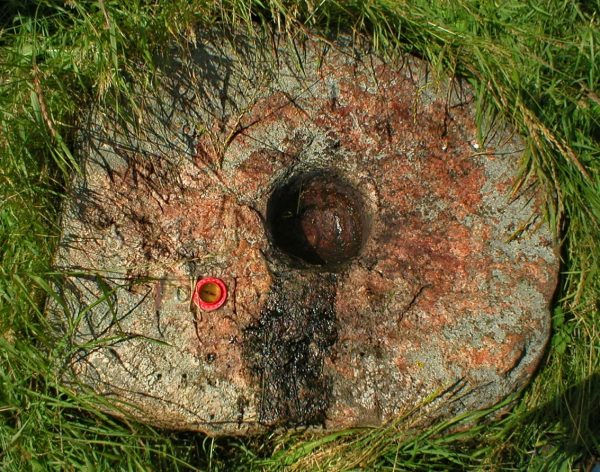 Kalnelio dubenuotasis akmuo Sidabrės piliakalnyje 2004 m. dar buvo sveikas. Vykinto Vaitkevičiaus nuotrauka