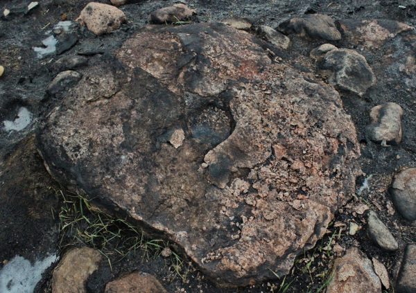 Kalnelio dubenuotasis akmuo po teatralizuoto Sidabrės pilies sudeginimo visas suskilinėjo. 2015 m. Vykinto Vaitkevičiaus nuotrauka