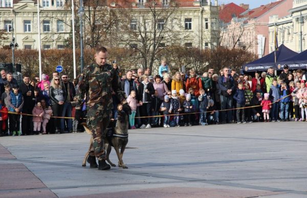 VSAT kinologas su šuniu