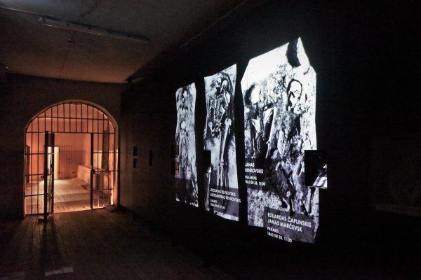 Video projekcija ant areštinės koridoriaus sienos parodoje 'Pažadinti' (K. Stoškaus, LNM nuotr.)