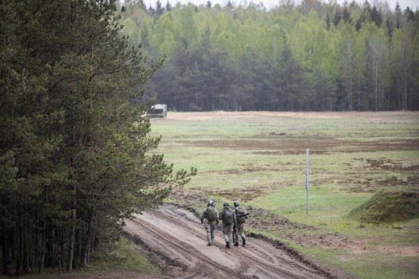Kazlų Rūdos poligone Lietuvos ir sąjungininkų kariai treniruojasi koordinuoti naikintuvų atakas