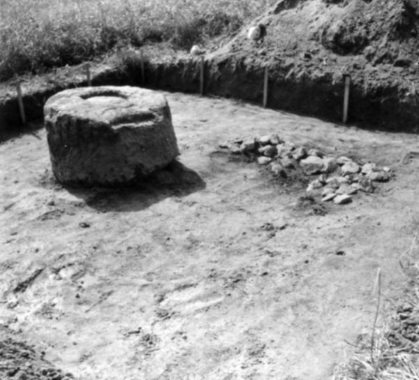 Šalia dubenuotojo Trumponių akmens Molėtų rajone archeologas Vytautas Urbanavičius 1972 metais rado akmenimis grįstą ugniavietę-aukurą.