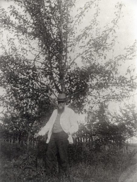 Jonas Basanavičius tėviškės sode, 1905 m. (Suvalkijos kultūros centro-muziejaus nuotr.)