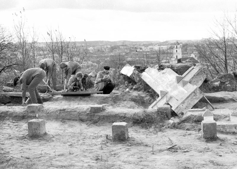 1988-ųjų ruduo. Trijų Kryžių kalne atkasamos 1950-aisiais susprogdinto Vilniaus simbolio liekanos / P. Lileikis