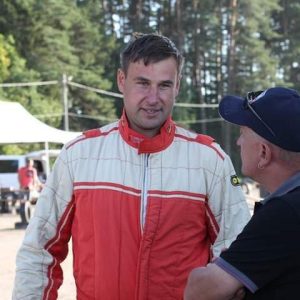 Audrius Pilipavičius laimėjęs pirmą vietą Pilskalnėje duoda interviu Latvijos spaudai