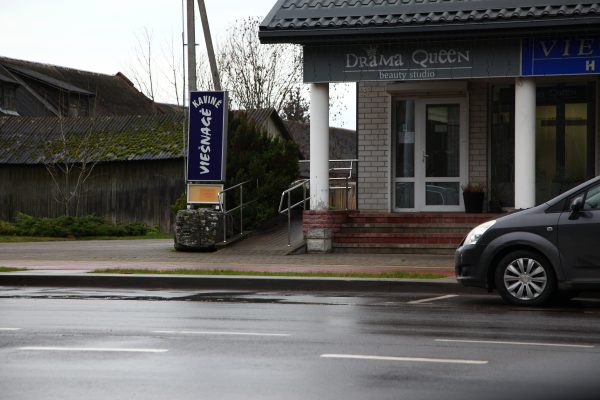 Gerai įrengtas, bet neprižiūrėtas įvažiavimas į pastatą Kauno gatvėje