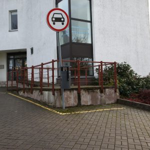 Marijampolės PSPC įvažiavimas neįgaliesiems sėdintiems vežimėliuose įrengtas, taip pat neteisingai