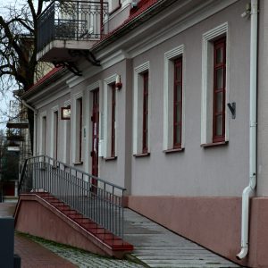 Marijampolės mokesčių inspekcijos pandusas įrengtas be antro turėklo ir neatitinkantis reikalavimų