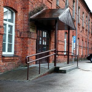 Net Marijampolės socialinės pagalbos centro Kompensacinės technikos nuomos ir labdaros padalinio pandusas neteisingai įrengtas
