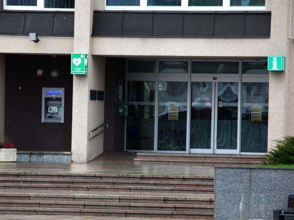 Netinkamai įrengtas įvažiavimas į savivaldybės administracijos pastatą, trūksta antro turėklo