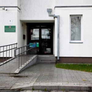 Neįgalumo ir darbingumo nustatymo tarnybos buveinės įvažiavimo, skirto ratukininkams, turėklai yra per dideliu atstumu vienas nuo kito, tad neatlieka savo funkcijos