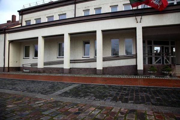Pinigai į panduso įrengimą investuoti, bet ar gali savarankiškai naudotis juo neįgalūs žmonės...