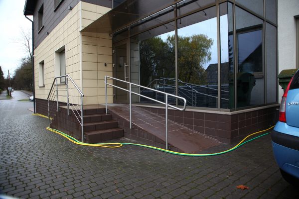 Prodentos klinikos aplinka moderni, skoninga ir graži, gražus ir pandusas, bet įrengtas neapgalvotai- trūksta antro turėklo ir nuolydis per status