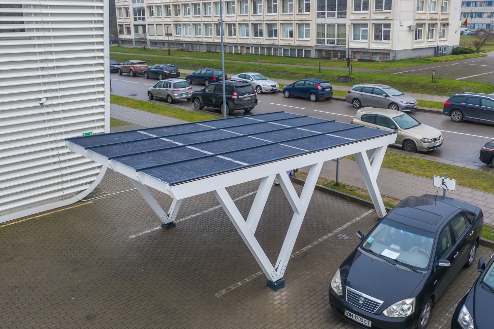 automobilių stoginės su integruotomis saulės elektrinėmis