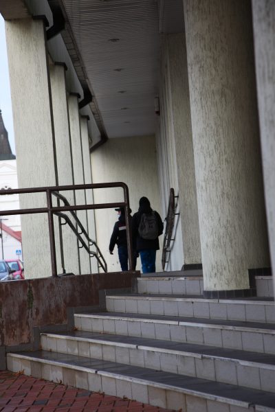 Įvažiavimas neįgaliesiems į teismo rūmus, taip pat neatitinka keliamų reikalavimų