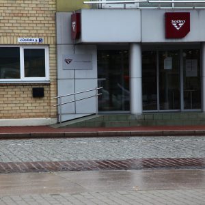 Į SODROS buveinę įvažiavimas neįgaliesiems taip pat neturi antro turėklo