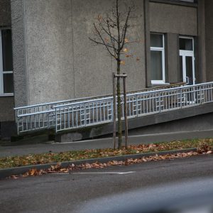 Įvažiavimas į buvusį Marijampolės apskrities administracijos pastatą per platus, o turėklų apimtis per didelė