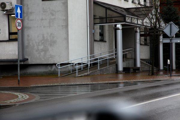 Šiuo pandusu neįgalieji gali naudotis be pašalinių pagalbos