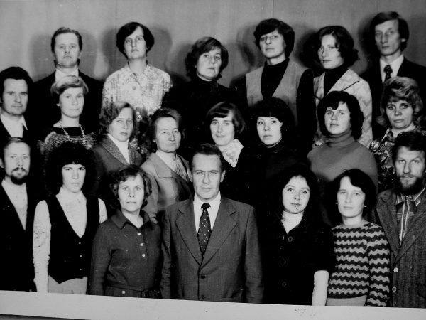 1979metai, Pirmas konstravimo skyrius: Pirmoje eilėje iš kairės - A. Rutkauskas, Z. Petručenija, N. Kudrevičienė, skyriaus vedėjas - J. Šolys, D. Naujelytė, L. Reiponienė, E. Valenta. Antroje eilėje iš kairės - A. Orina, M. Misiukevičienė, S. Papartienė, O. Bieliūnaitė, L. Guseva, N. Paramova, B. Katkauskienė, M. Stonkuvienė. Trečioje eilėje iš kairės - S. Žiūrys, D. Matulevičienė, J. Lažauninkienė, D. Raslavičiūtė, A. Urbanavičienė, V. Česonis.