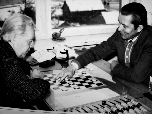 B. Lišauskas laisvalaikiu mėgo žaisti šaškėmis ir žinoma laimėti. Šį kartą žaisdamas su K. Tamaliūnu turėjo nusileisti...