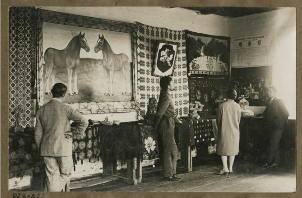 Parodos apžiūrėjimas ir Zanavykų muziejaus lankymas. Pirmasis Zanavykijos katalikiškojo jaunimo kongresas Šakiuose, 1930 m. liepos 20 d. | Lietuvos centrinis valstybės archyvas.