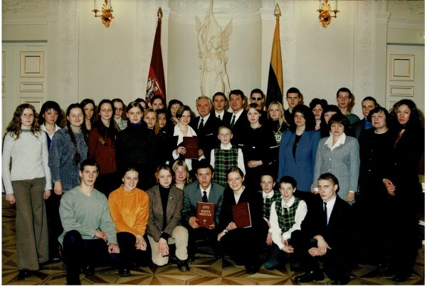 Kazlų Rūdos Kazio Griniaus gimnazijos gimnazistai, mokytojai Lietuvos Respublikos Prezidentūroje. Gimnazistams, rašinio skirto Prezidentui Kaziui Griniui, nugalėtojams, įteiktos knygos (2001m.)