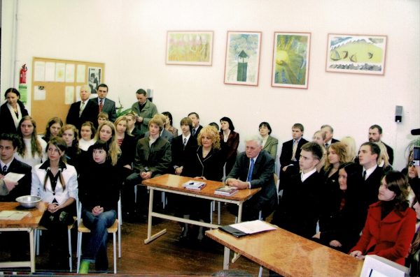 Kazlų Rūdos Kazio Griniaus gimnazijoje, istorinėje pamokoje, dalyvauja Prezidentas Valdas Adamkus (2006 m.), buvęs artimas Prezidento Kazio Griniaus bičiulis ir draugas