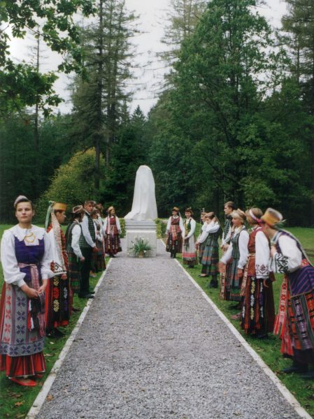 Prezidento Kazio Griniaus palaikų perlaidojimo ceremonija Mondžgirėje (1994 m. spalio 8 d.). Dalyvauja Kazlų Rūdos vidurinės mokyklos mokiniai, mokytojai