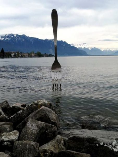 8 metrų aukščio ir 1,3 metro pločio šakutės, įsmeigtos Ženevos ežere, pagamintos iš nerūdijančio plieno. Skulptorius Jeanas Pierre'as Zauggas(Šveicarija)