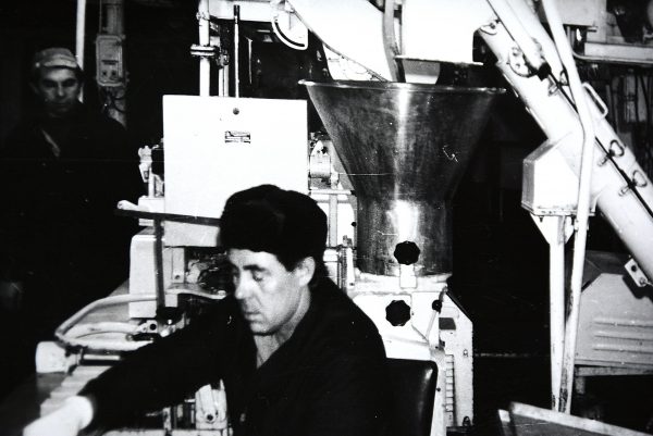 Prie M6- IFA automato dirba operatorius – laivo darbuotojas