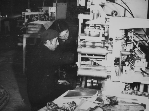 Prie automato M6-ORP bandomojo pavyzdžio šaltkalvis B. Akelaitis tariasi su vadovaujančiuoju konstruktoriumi A. Račkausku