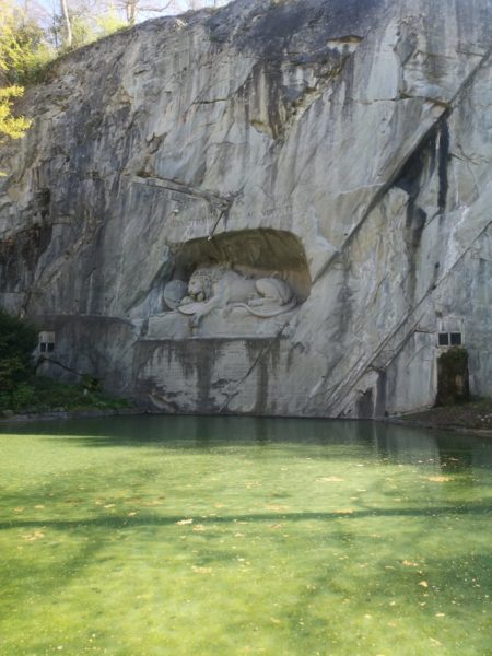 Mirštantis liūtas - garsus paminklas 1792 metais mūšyje prie Tiuilri žuvusiems šveicarų kariams atminti. Liucerna, Šveicarija.