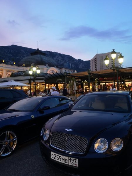 Monte Karle dažnai sutinkami luxury klasės automobiliai pažymėti Rusijos numeriais