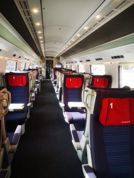 Traukinio vykstančio iš Miuncheno į Ciurichą vagonai COVID-19 pandemijos metu keleivių gausa nepasižymi...