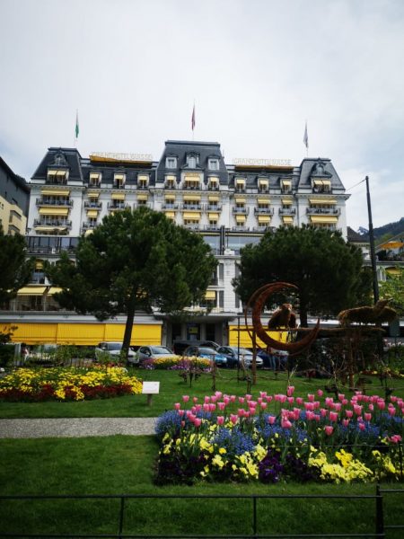 Šveicarijos kurortinis miestelis, Montre ir viešbutis, kuriame apsistoja Saudo Arabijos Karalystės karalius ir karūnuotasis princas su žmonomis bei svita