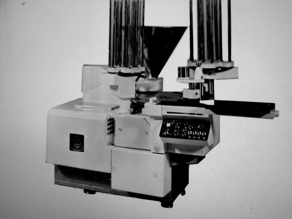 Granuliuotos varškės fasavimo automatas M6- ARZ