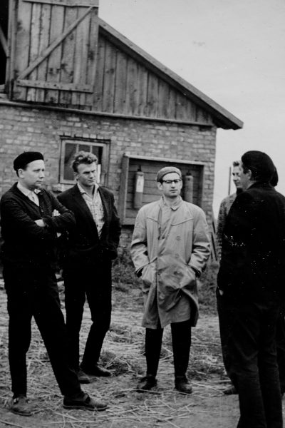 SKB „krovėjai“ laukia atvežamo šieno. Iš kairės: V. Mickevičius, R. Vosylius, V. Šiopys. 1965 m.