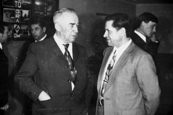 J. Rutkauskas su SKB veteranu K. Miliausku dalijasi įspūdžiais SKB 15-mečio minėjime 1974 metais