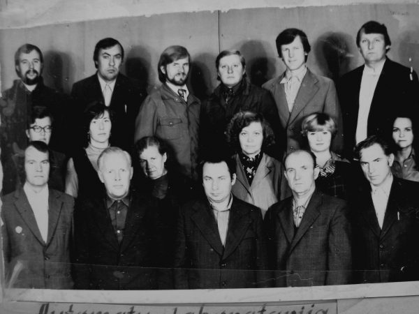 SKB automatų laboratorijos darbuotojai 1979. Pirmoje eilėje iš kairės: A. Poniškaitis, V. Bartininkas, laboratorijos vedėjas J. Augustaitis, S. Freilichas, V. Šukevičius. Antroje eilėje: L. Tribytė, O. Kaplina, O. Klimienė, V. Žilinskienė, T. Pochlebajeva, I. Titova. Trečioje eilėje: V. Vilkas, S. Pupeikis, B. Kardelis, E. Jakubauskas, G. Stalioraitis, R. Bernotas