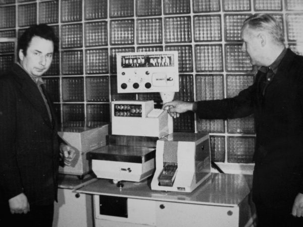 V. Bartininkas ir J. Augustaitis laboratorijoje prie elektroninių svarstyklių