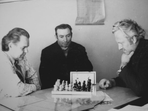 Prie šachmatų lentos susitiko frezuotojas A. Puskunigis (dešinėje) ir technologų skyriaus vedėjas P. Švirinas. Centre – frezuotojas B. Gustainis