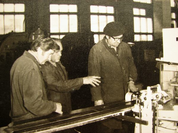 A. Slušnys, B. Dabulevičius ir J. Rutkauskas ruošiasi automato M6-ARI gamykliniams bandymams 1981 m.