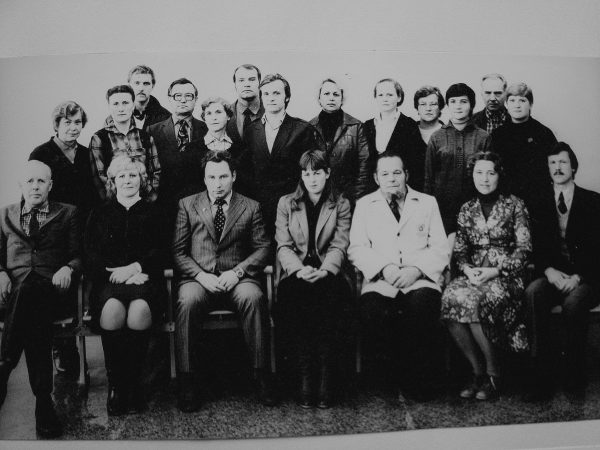 Automatų laboratorijos darbuotojai kartu su dailininkų sektorium 1984 m. Sėdi iš kairės: V. Bartininkas, E. Kučinskienė, J. Augustaitis – laboratorijos vedėjas, N. Žiginskaitė-Botyrienė, A. Bernotas – vyresn. dailininkas, L. Lazauskienė, G. Stalioraitis. Stovi: V. Žilinskienė, neatpažinta dailininkė, A. Valukonis, H. Bukauskas, J. Žiurinskaitė, A. Poniškaitis, M. Baran – dailininkas, N. Stepanova, B. Liubinskaitė, N. Tribytė, L. Babuškina, V. Šukevičius, L. Gelumbauskienė