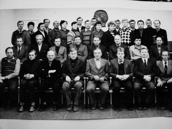 Eksperimentinis cechas 1984 m. Priekyje: R. Nedzinskas, V. Kinderis, K. Maceina, G. Mazurkevičius, V. Minkevičius, V. Pavilionis, cecho viršininkas A. Slušnys, K. Augustinas. Antroje eil. B. Gustainis, A. Papečkys, V. Bulvičius, V. Meškelevičius, A. Steponaitis, B. Dabulevičius, A. Balaika, J. Rutkauskas. Trečioje eil. nežin., nežin. P. Sprangauskas, nežin., V. Nevulis, Z. Kunigauskienė, O. Mazurkevičienė, V.Juzėnas, V. Penčyla, nežin., M. Statkevičienė, I. Lipinskienė, nežin., nežin., V. Slušnys, V. Stankevičius, B. Akelaitis, N. Katilius