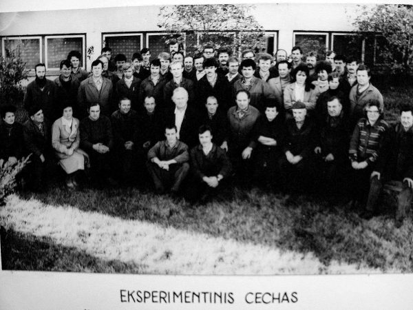 Eksperimentinio cecho darbuotojai 1989 m. Cecho viršinikas Vincas Kinderis sėdi pirmoje eil. 4-tas iš kairės