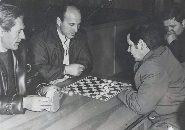 Cecho vyrai mėgo žaisti šaškėmis. J. Vosyliaus partija su V. Meškelevičium. Kairėje E. Ramanauskas